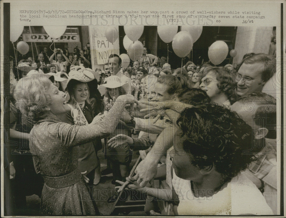 1972 Press Photo Columbus Day Parade Lady Flanking &amp; Mrs Nixon - Historic Images