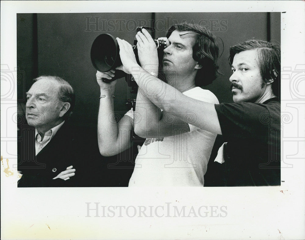 1979 Press Photo Dr. Edmund Wolf and TV crew.

dr.l - Historic Images