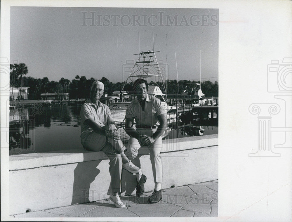 1971 Press Photo Zooliogist Marlins and Stan Brocks, Football Coach. - Historic Images