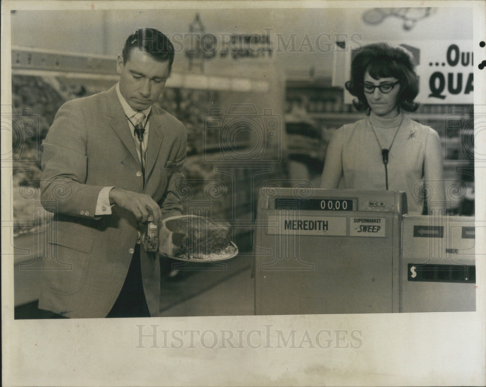 1957 Press Photo &quot;Game Show&quot; Meredith Muller of St. Petersburg tallies grocery - Historic Images