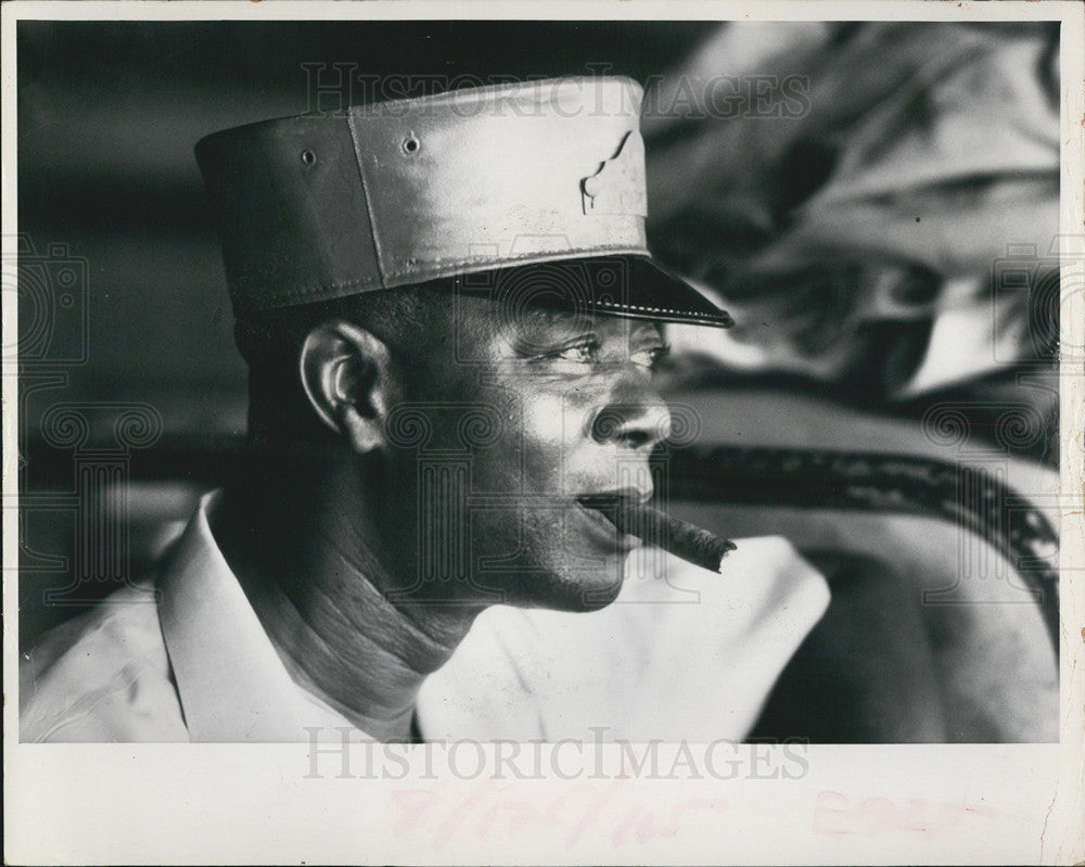 1972 Press Photo A railroad porter. - Historic Images