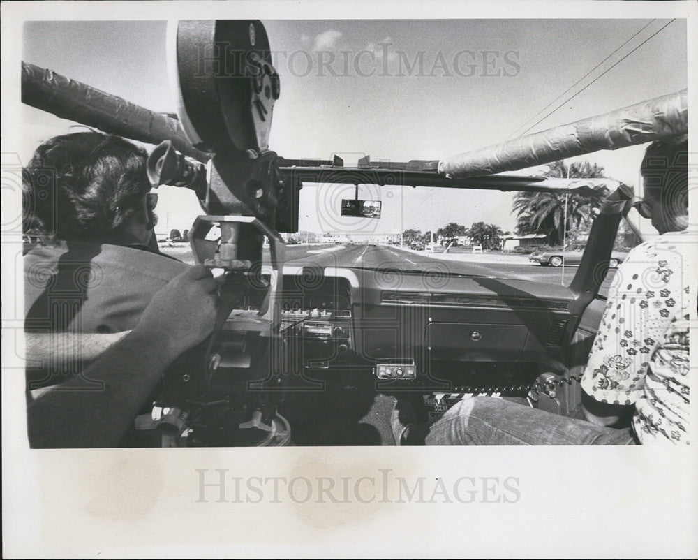 1975 Press Photo Sam Parker Larry Morgan Filming Driving Lessons - Historic Images