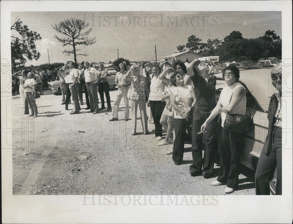 1975 Press Photo Aircraft Porous Media Employees - Historic Images