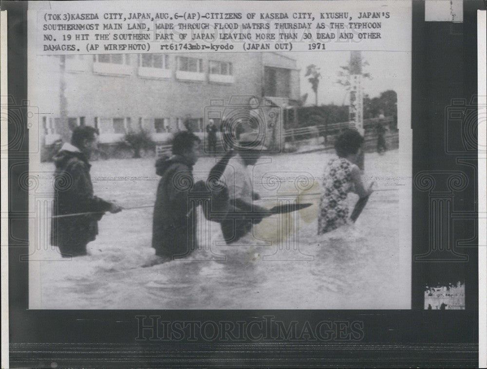 1971 Press Photo Flood water from typhoon Japan residents fleeing - Historic Images