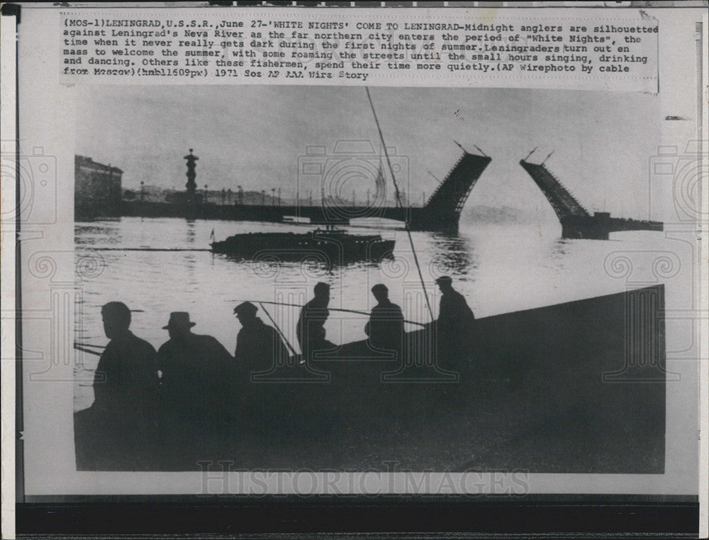 1971 Press Photo Leningrad Neva River White Nights Fichermen - Historic Images