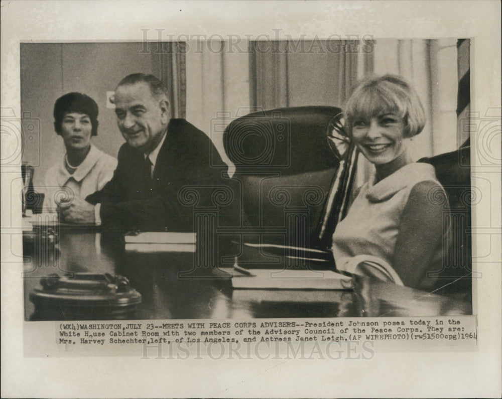 1964 Press Photo Pres. Johnson meets with Peace Corp. Adviser at White House. - Historic Images