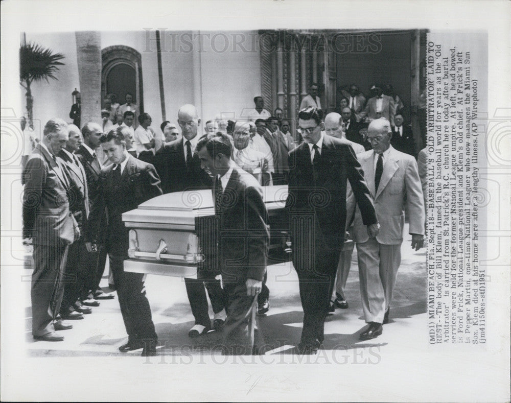 1951 Press Photo Body Of Bill Klem Carried From St Patrick Church After Services - Historic Images