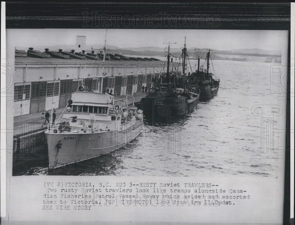 1969 Press Photo rusty Soviet trawlers Canadian Fisheries patrol vessel - Historic Images