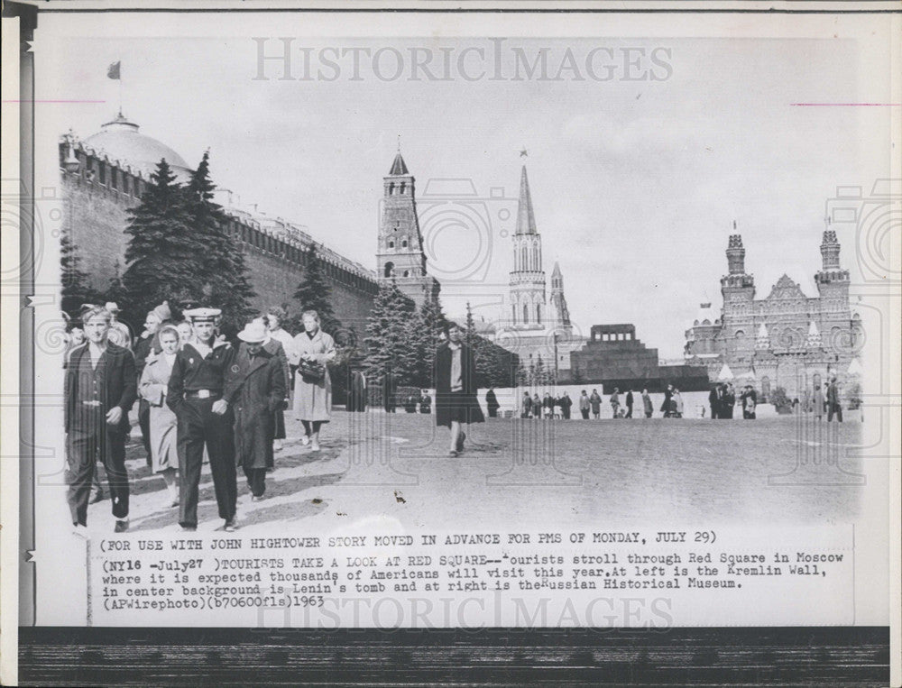 1963 Press Photo Tourist Take A Look At Red Square - Historic Images