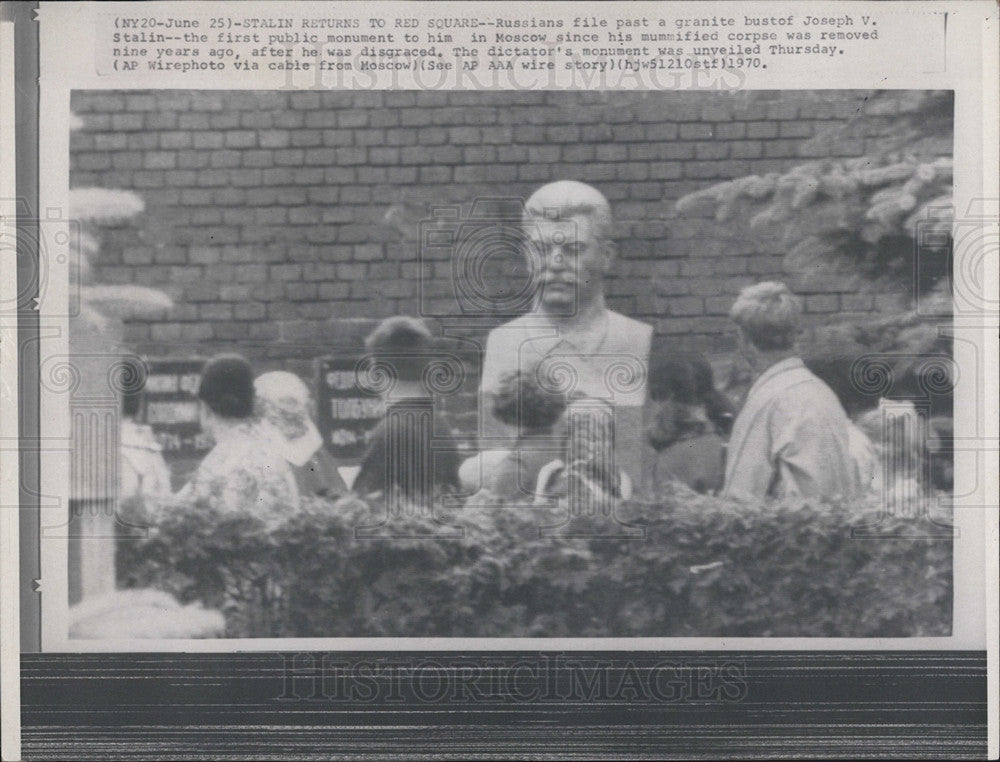 1970 Press Photo Russians file past granite bustof Joseph V. Stalin public - Historic Images