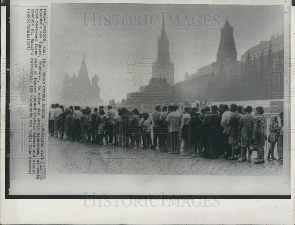 1972 Press Photo Russians wait Moscow Red Square enter Lenin Mausoleum - Historic Images