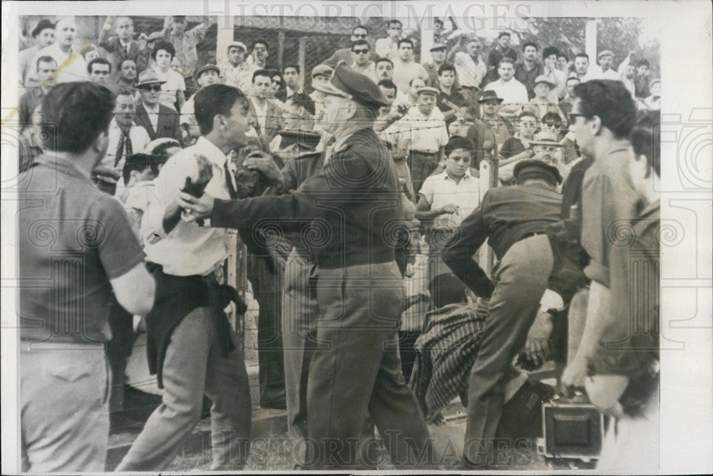 1961 Press Photo policemen struggle dissident soccer fans Buenos Aires Argentina - Historic Images