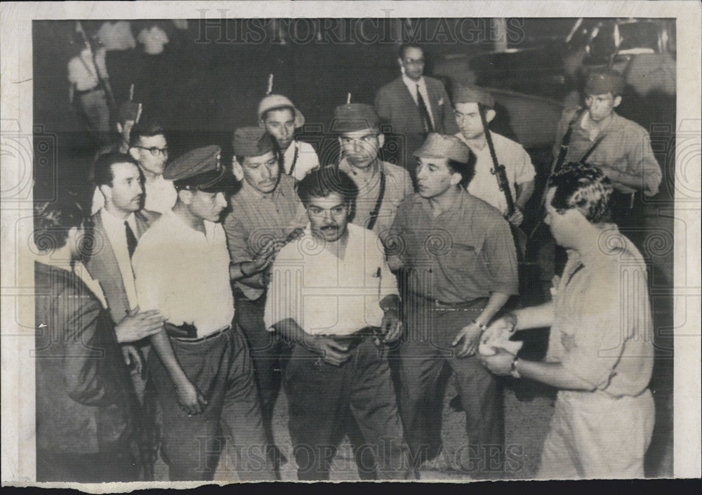 1962 Press Photo Colleagues surround guard that was held prisoner - Historic Images