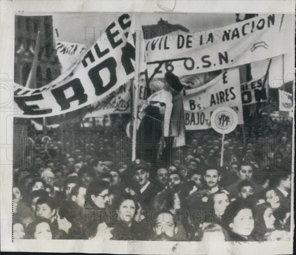 1955 Press Photo Effigy Clergyman Plaza De Mayo Buenos Aires Anti-Catholic - Historic Images