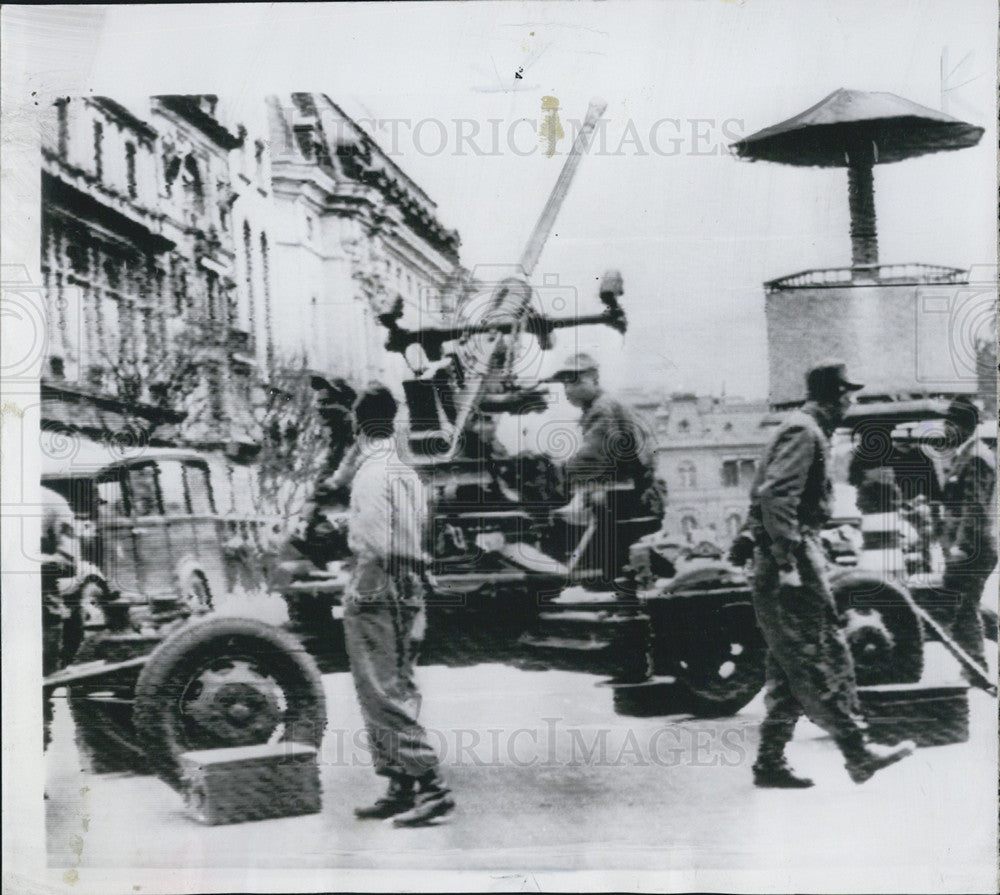 1955 Press Photo Argentine Army Antiaircraft Gun Plaza De Mayo Buenos Aires - Historic Images