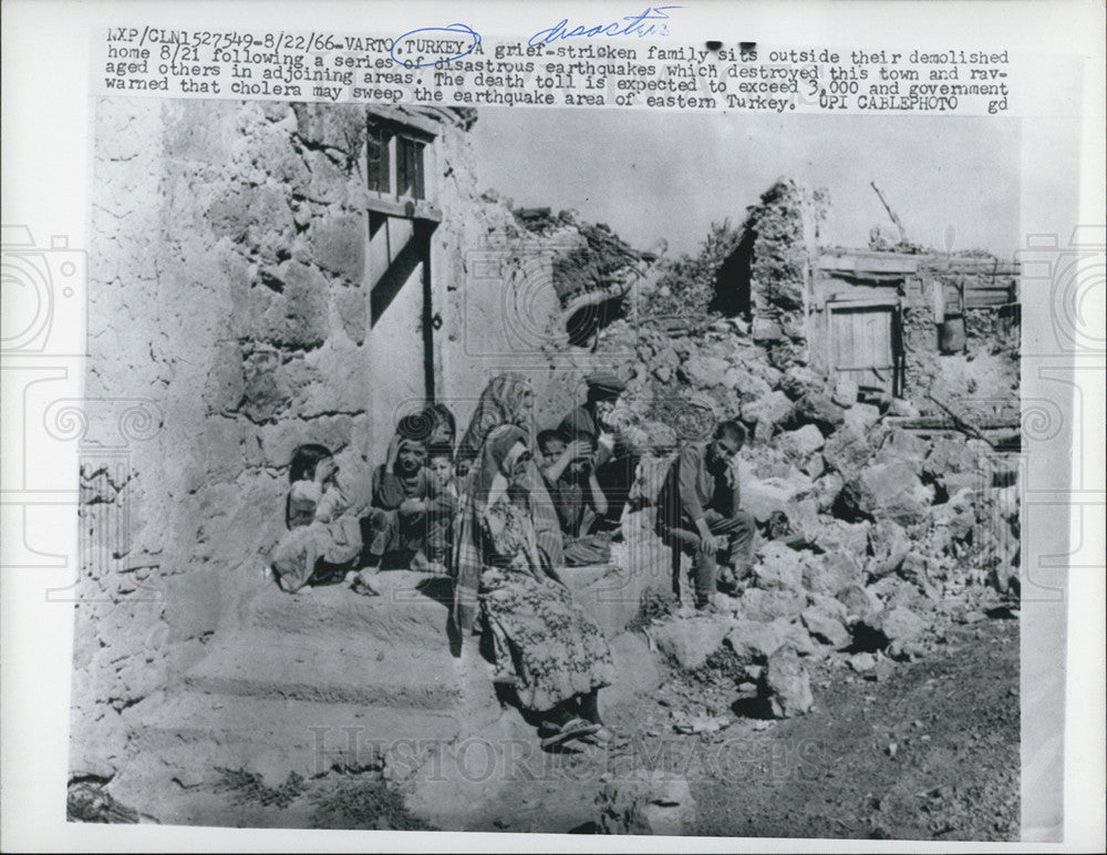 1966 Press Photo Varto Turkey Earthquake Damage Survivors - Historic Images