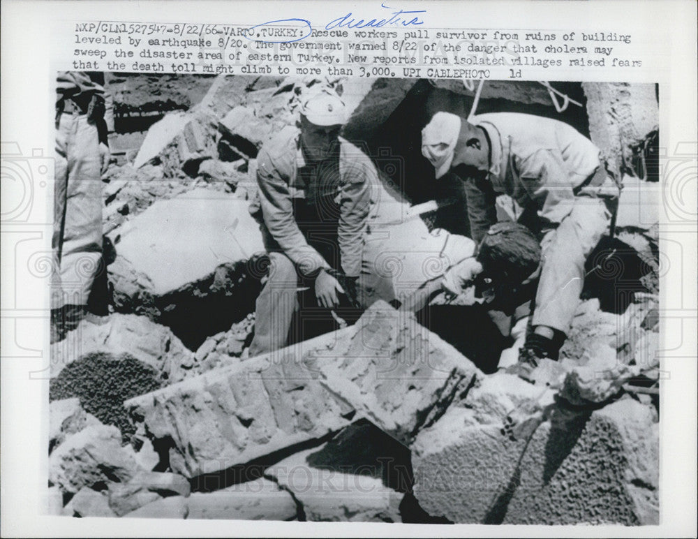 1966 Press Photo Varto Turkey Earthquake Damage Rescue Workers Survivor - Historic Images