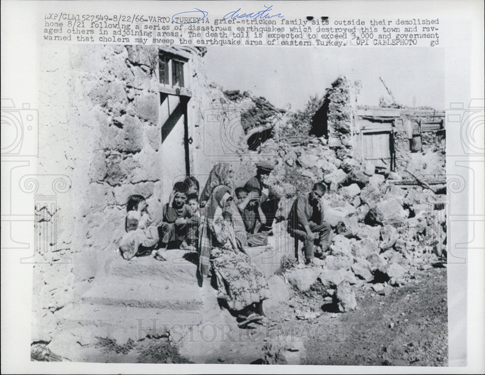 1966 Press Photo Turkish Family Sits By Destroyed House After Earthquake - Historic Images