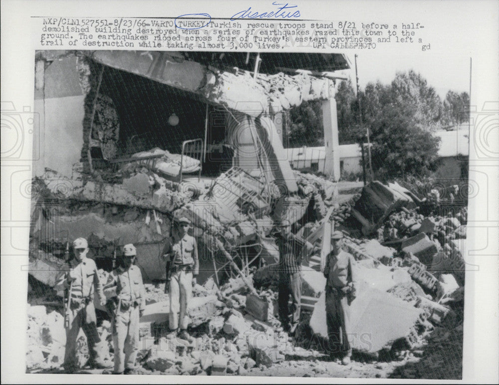 1966 Press Photo Turkish Rescue Troops Stand Before Demolished Building - Historic Images