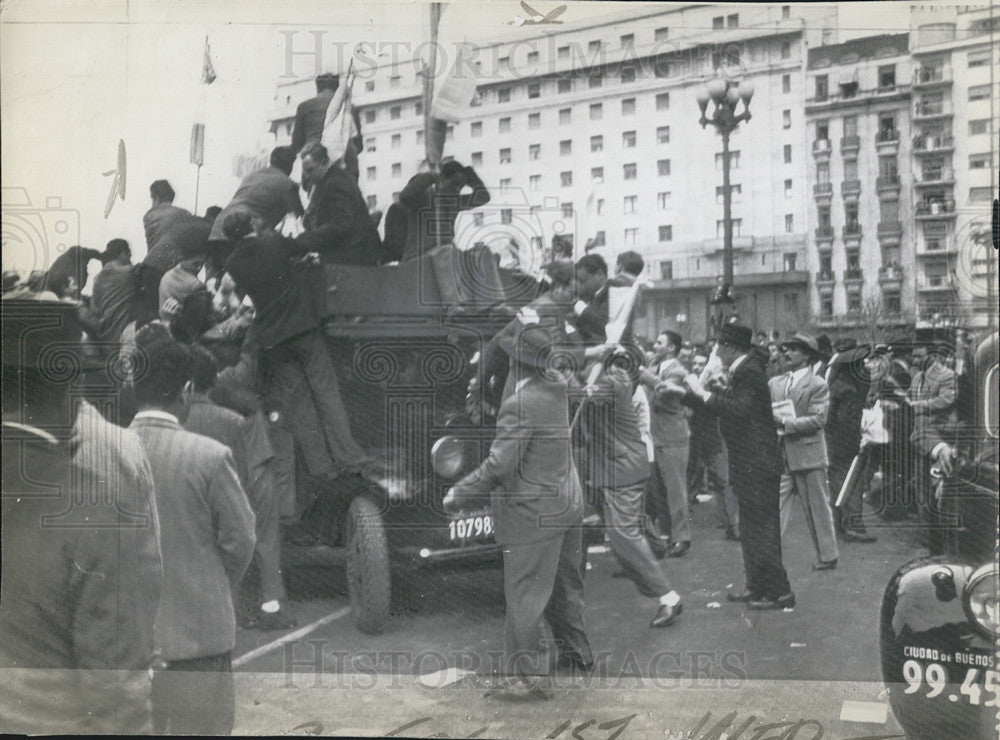 1945 Press Photo Trucks carrying People in Argentina - Historic Images