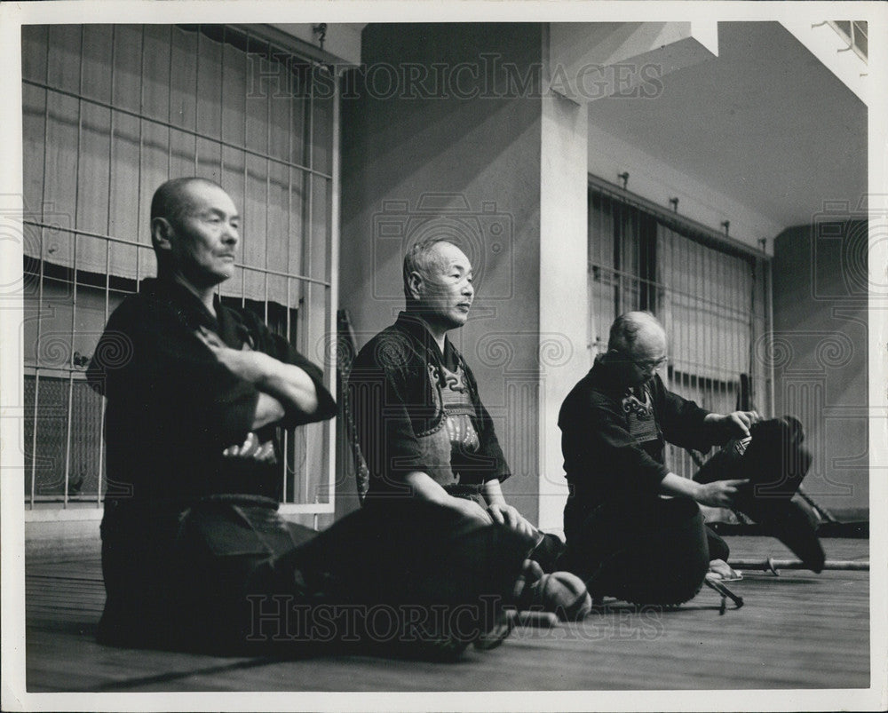 1972 Press Photo Japanese Men Practicing Religion - Historic Images