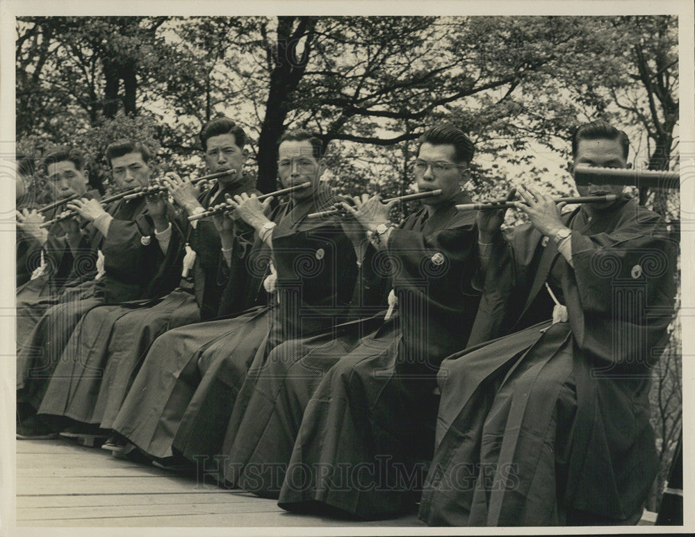 1972 Press Photo Japanese Men Practicing Religion - Historic Images