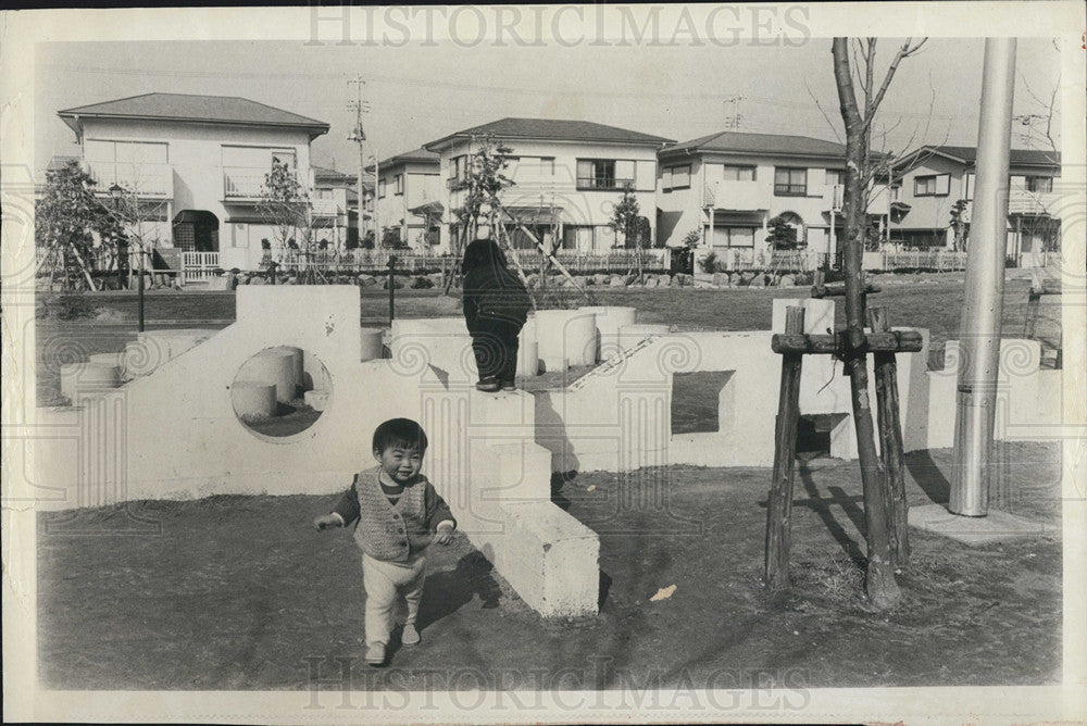 1976 Press Photo children play park Marbori Sea Heights Japanese city - Historic Images