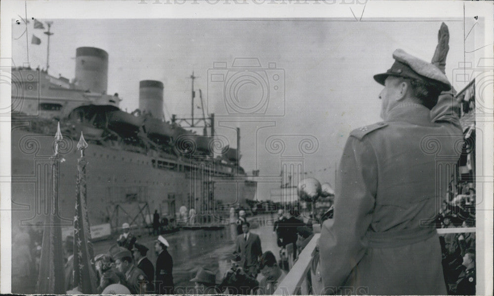 1951 Press Photo General Douglas MacArthur Navy Transport Seattle Washington - Historic Images