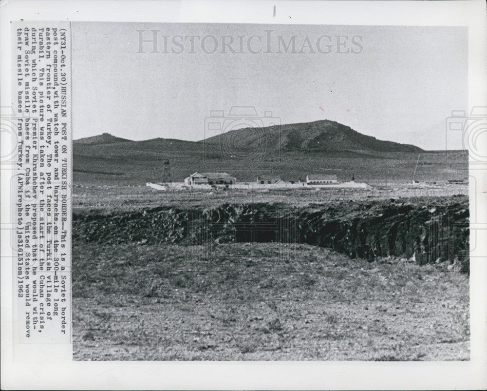 1962 Press Photo Russian turkey border with watch tower facing turkish village - Historic Images