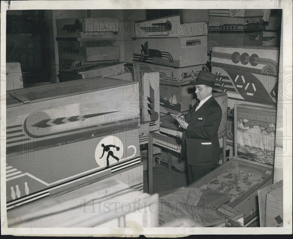 1942 Press Photo Bailiff Eisenstein record machines seized Northwest Side Firm - Historic Images