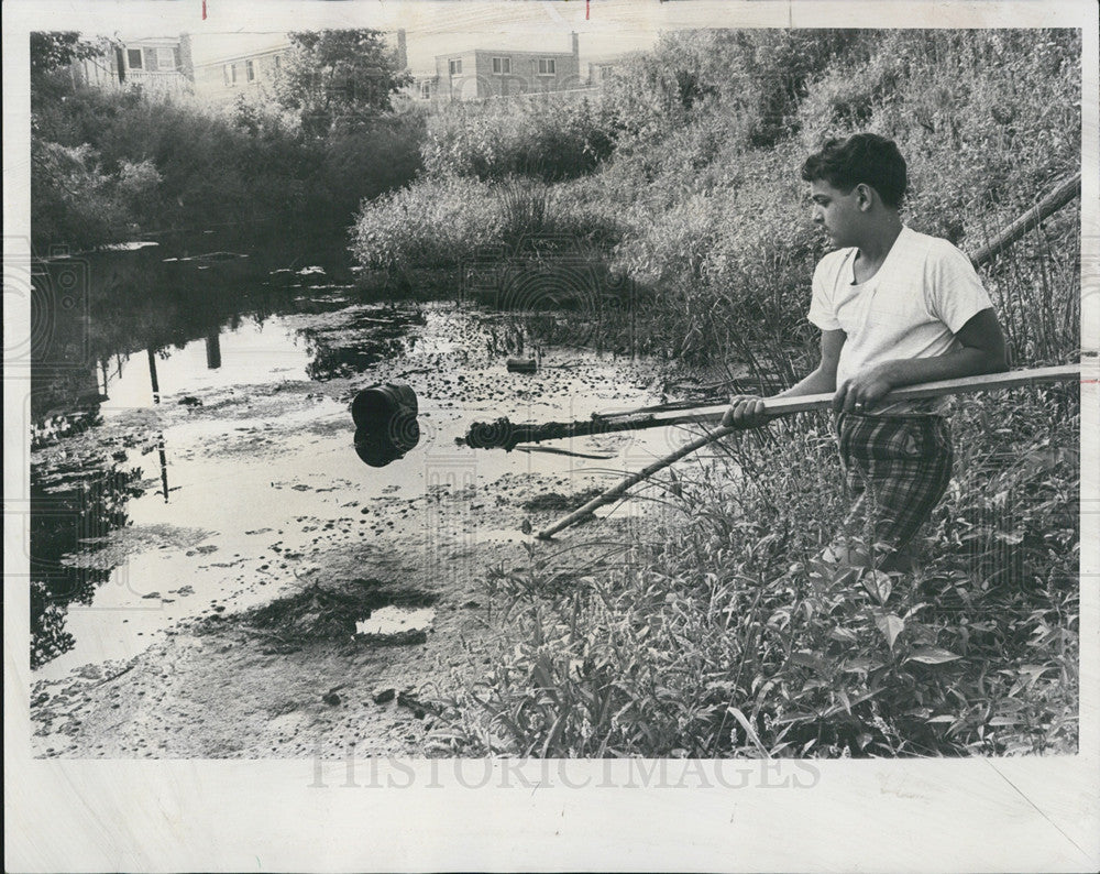 1967 Press Photo Addison Creek boy stick slime skimming surface Sanitary - Historic Images