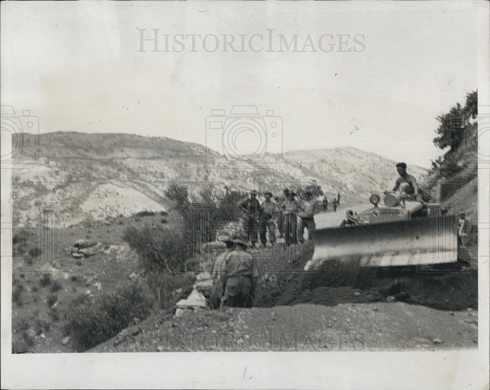 1956 Press Photo foot soldiers under cover Stoneman bulldozing engineers work - Historic Images