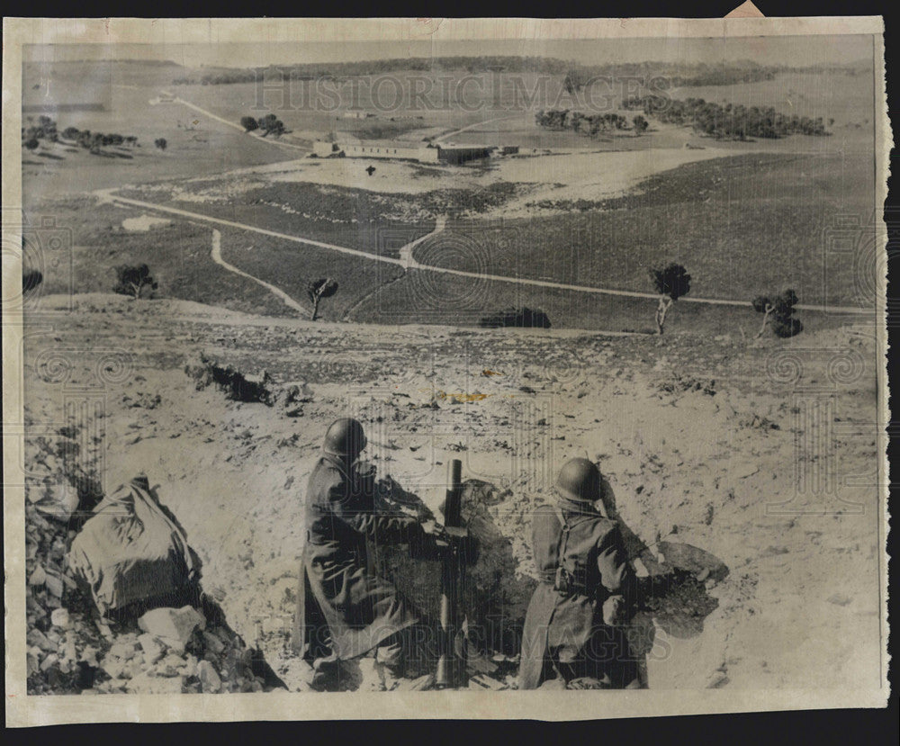 1958 Press Photo Tunisian soldiers keep watch on activities at French outpost. - Historic Images