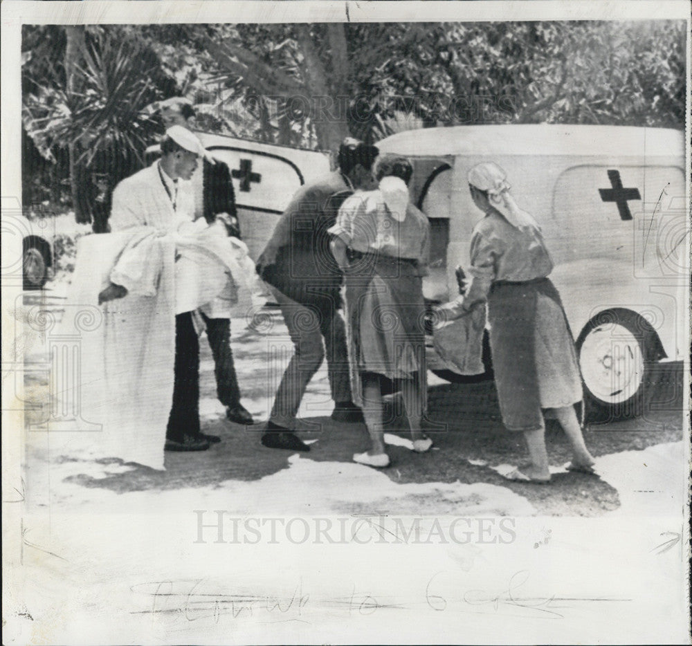 1962 Press Photo Remove Patient From Bombed Hospital In Algeria - Historic Images