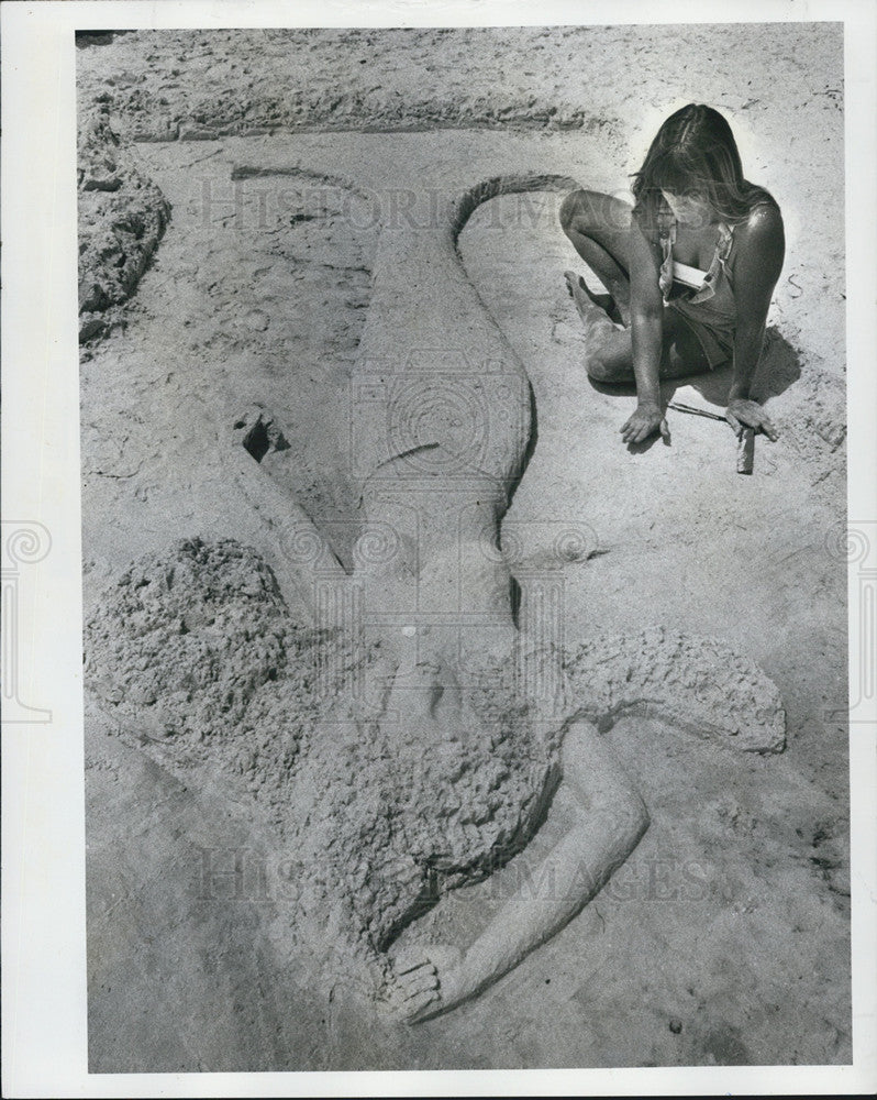 1979 Press Photo Artist Sandra Astholz Creates A Sand Mermaid - Historic Images