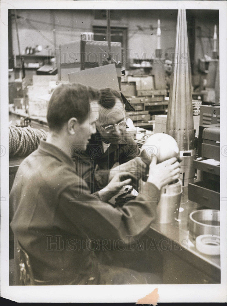 1958 Press Photo Technicians at Fort Churchill assemble sensitive instruments - Historic Images