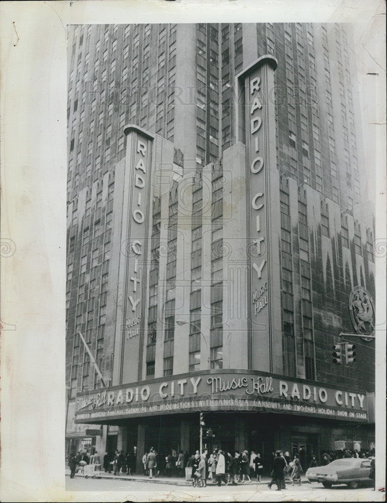 1972 Press Photo Radio city music hall closes doors for first time in 45 years - Historic Images