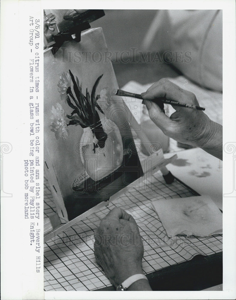 1991 Press Photo Beverly Hills Art Group Flowers In A Glass Bowl Being Painted - Historic Images