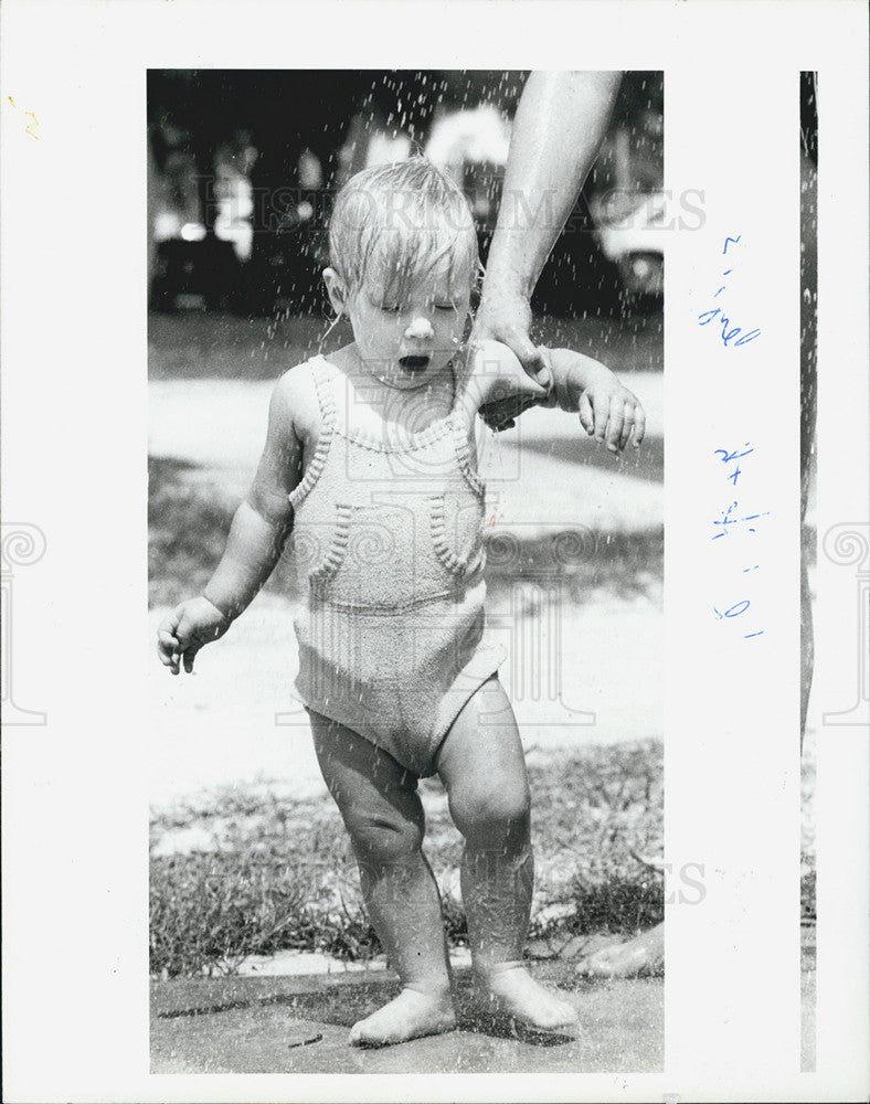 1985 Press Photo Children At Gulfport Beach - Historic Images