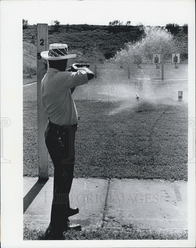 1975 Press Photo of Shocking power demo of Shotgun. - Historic Images