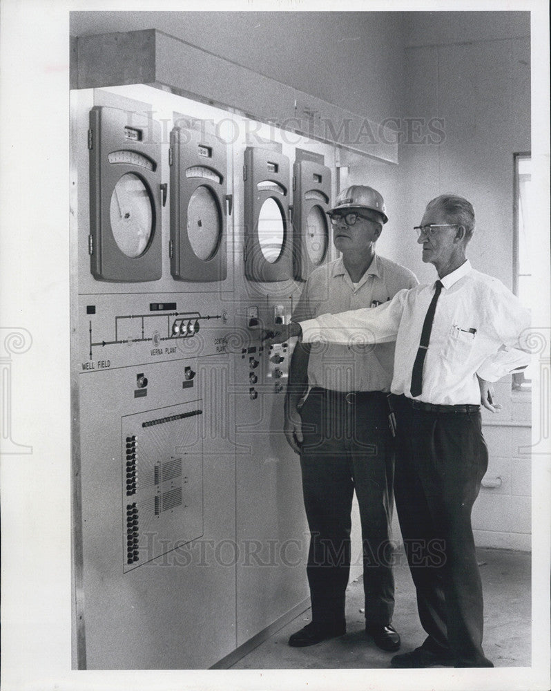 1966 Press Photo Sarasota Water Supply System, Inspector John Shields &amp; Carlson - Historic Images