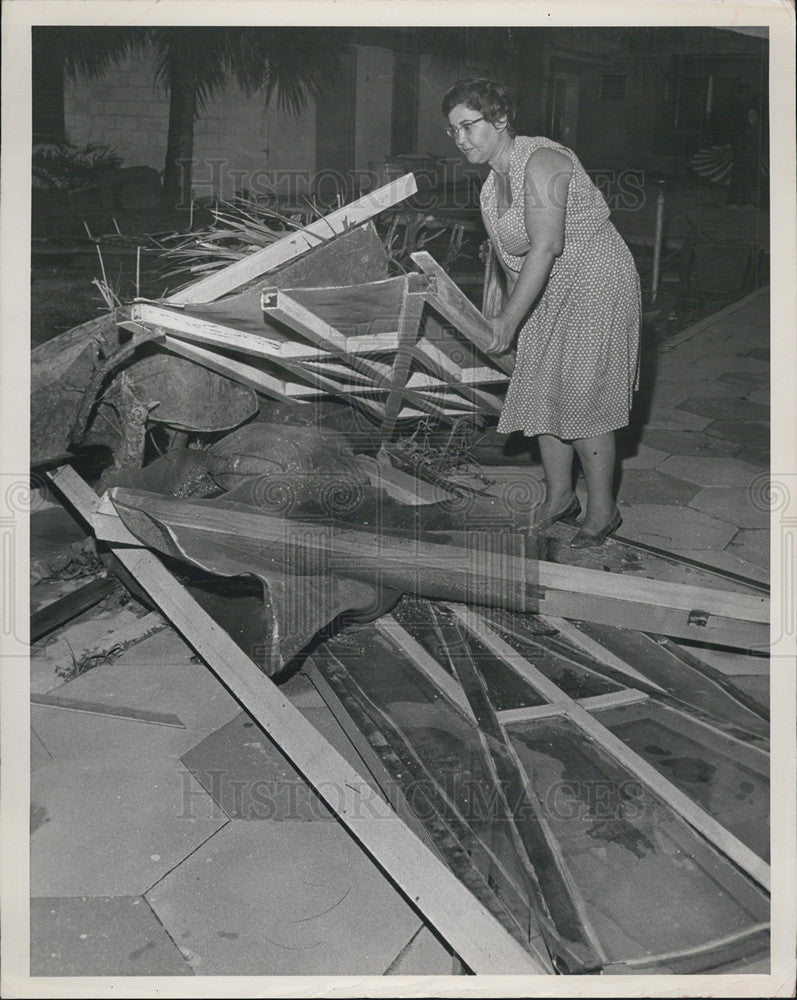 1963 Press Photo Mrs. Mary E. Pitt Examines Damage At Russ Mary Apartments - Historic Images