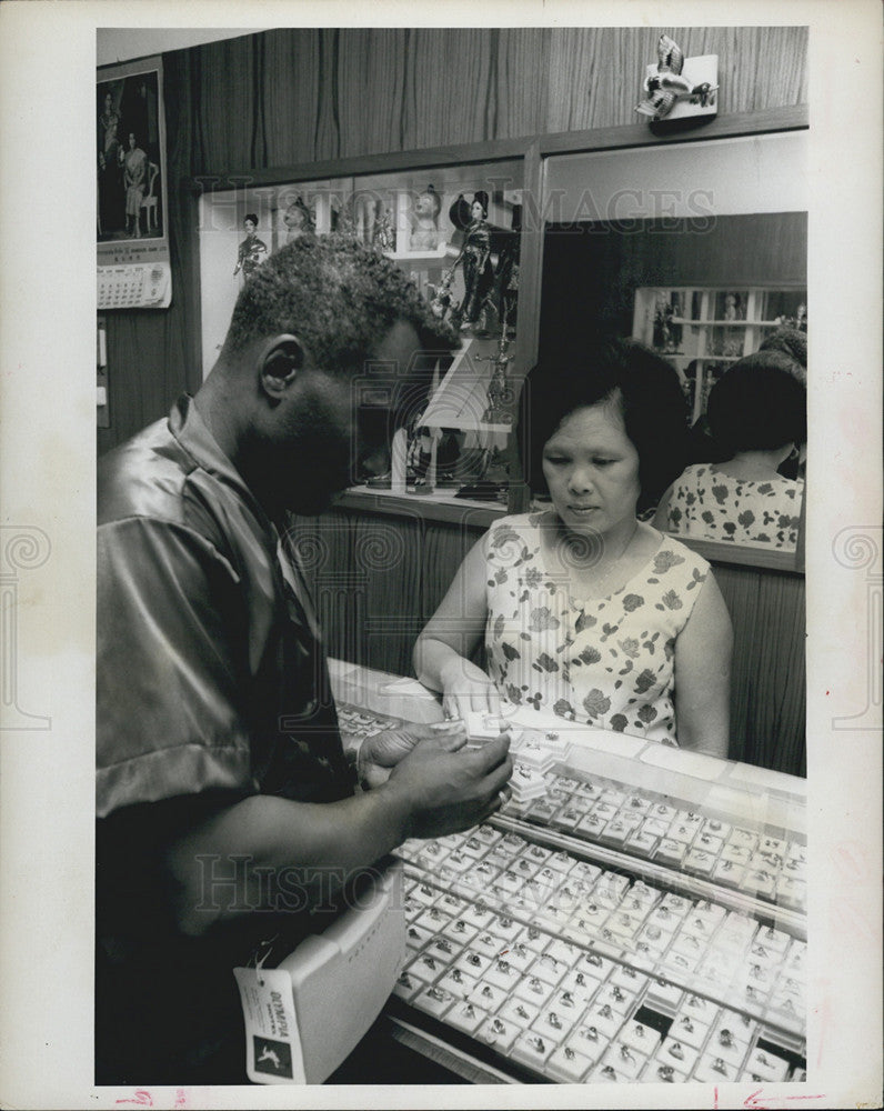 1968 Press Photo Jewelry Store Owner Mrs Fieng Sae Lew - Historic Images