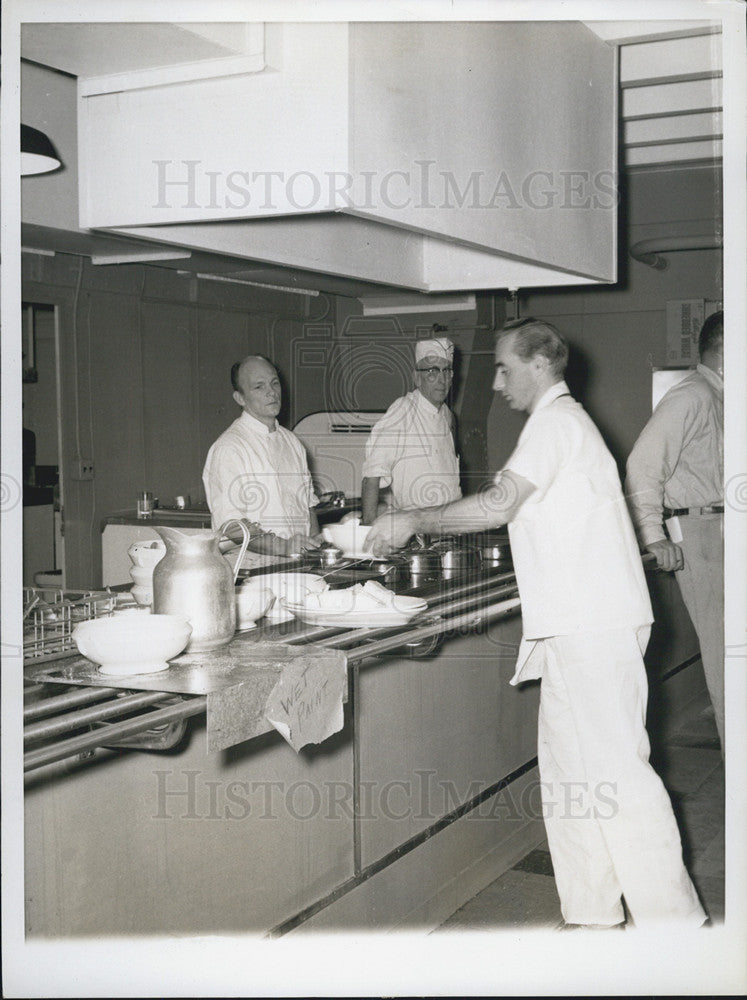 1955 Press Photo Texas Tower Kitchen Help Prepares Food For Air Force - Historic Images