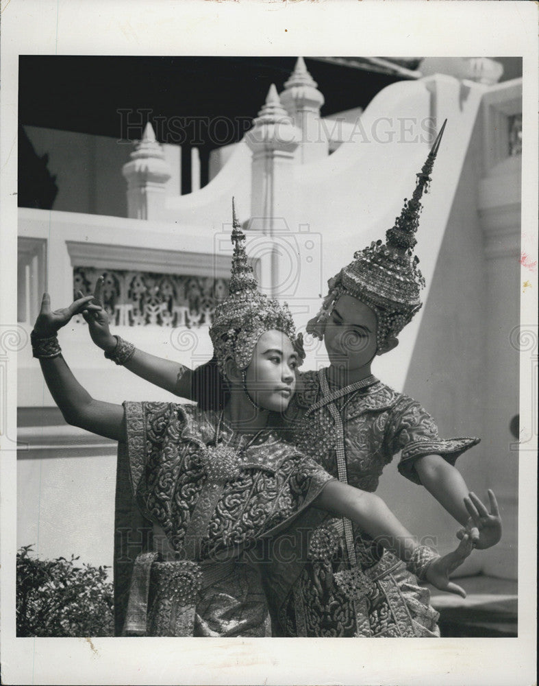 1971 Press Photo Two Thai Dancers Strike A Classic Pose In Rich Costumes - Historic Images