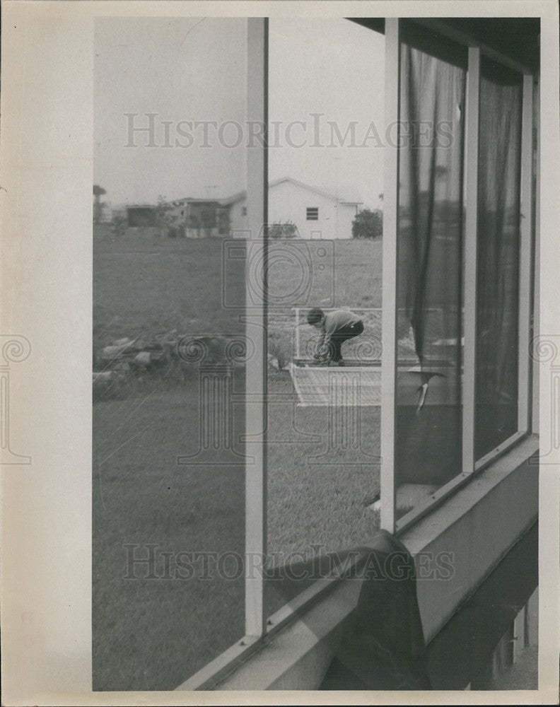 1968 Press Photo Tiny Tornado Redington Beach  Tossed Roof Tile Blew Screens Off - Historic Images