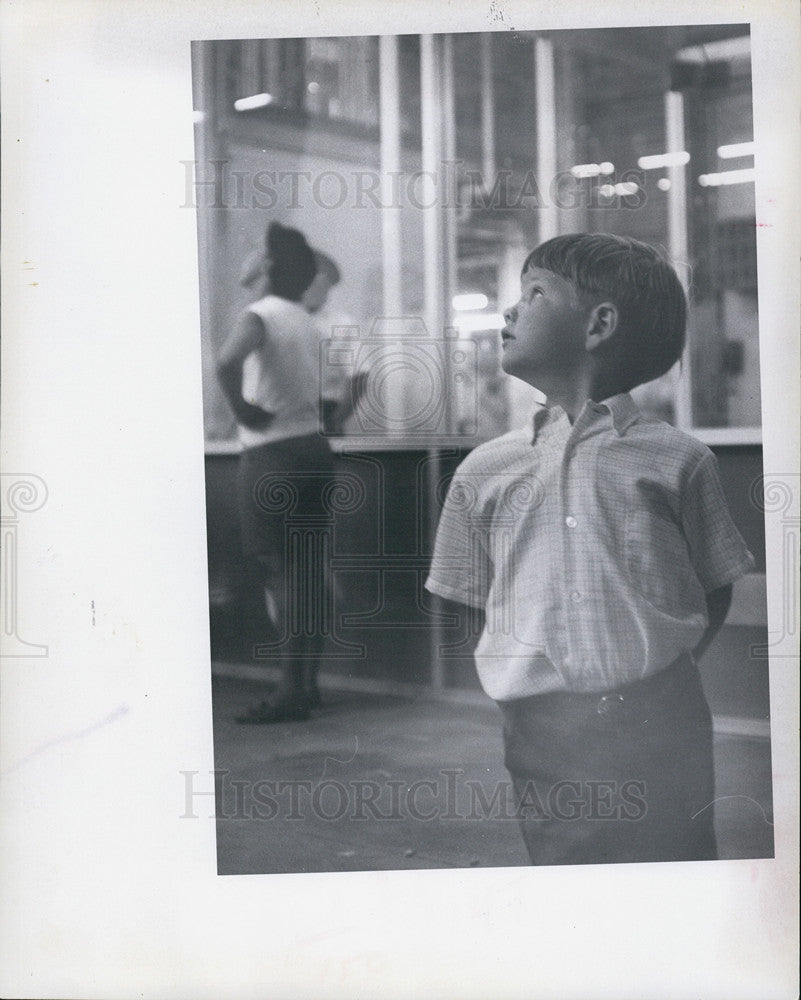 1969 Press Photo Child Looks Up to Space Vehicle Building - Historic Images