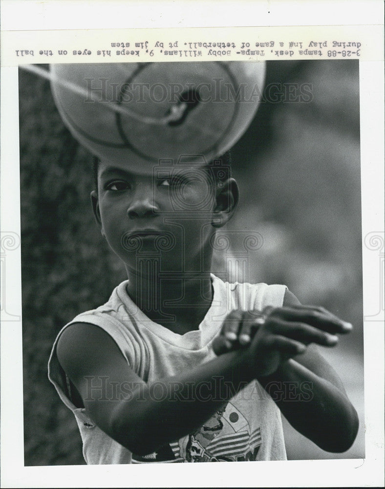 1988 Press Photo Bobby Williams plays tetherball. - Historic Images