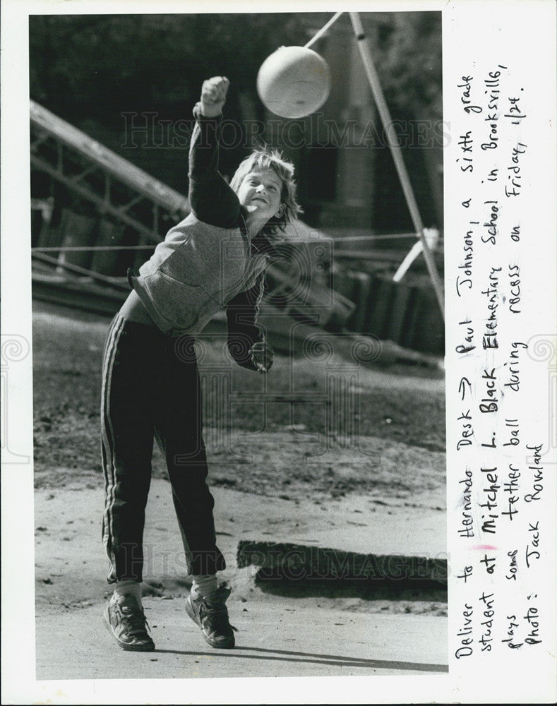 1986 Press Photo Paul Jophnson plays tetherball at Mitchel L. Black School - Historic Images