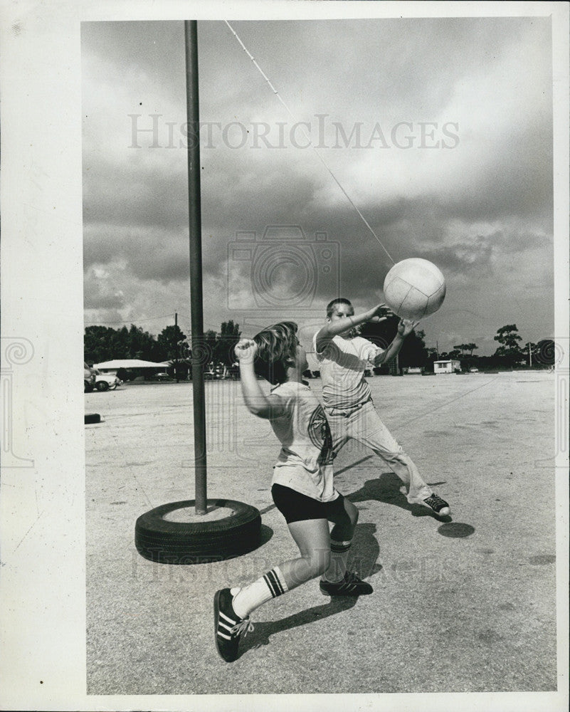 1977 Press Photo Doug Bernard and James Schilling play Tetherball - Historic Images